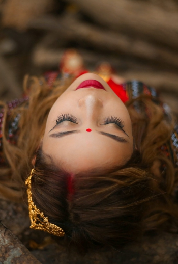 woman-leaning-on-tree-3276411